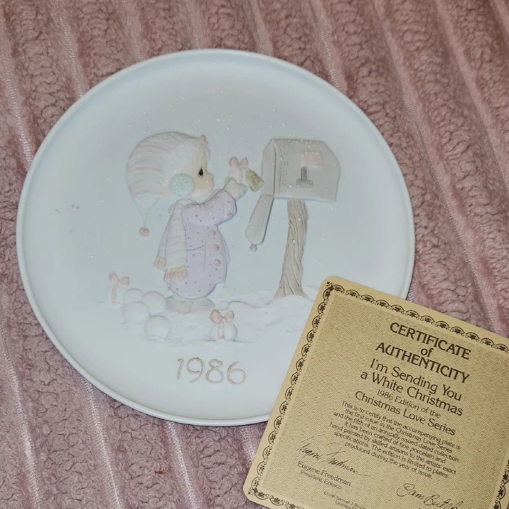 Precious Moments Christmas Love Series Plate, 1986 - Picture 2 of 9